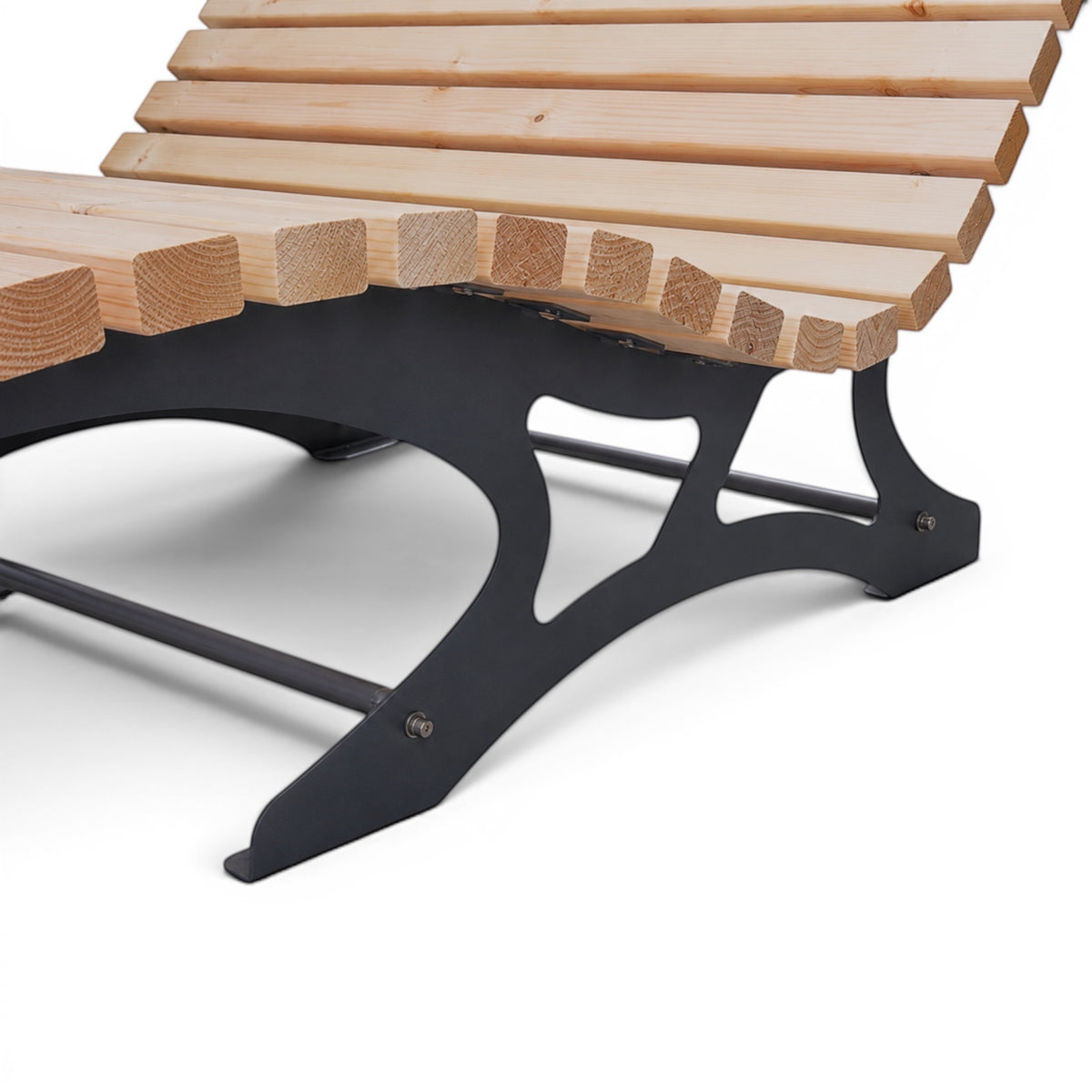 Seitliche Metallkufe des starren Waldsofas mit Holzlatten darüber, Nahaufnahme