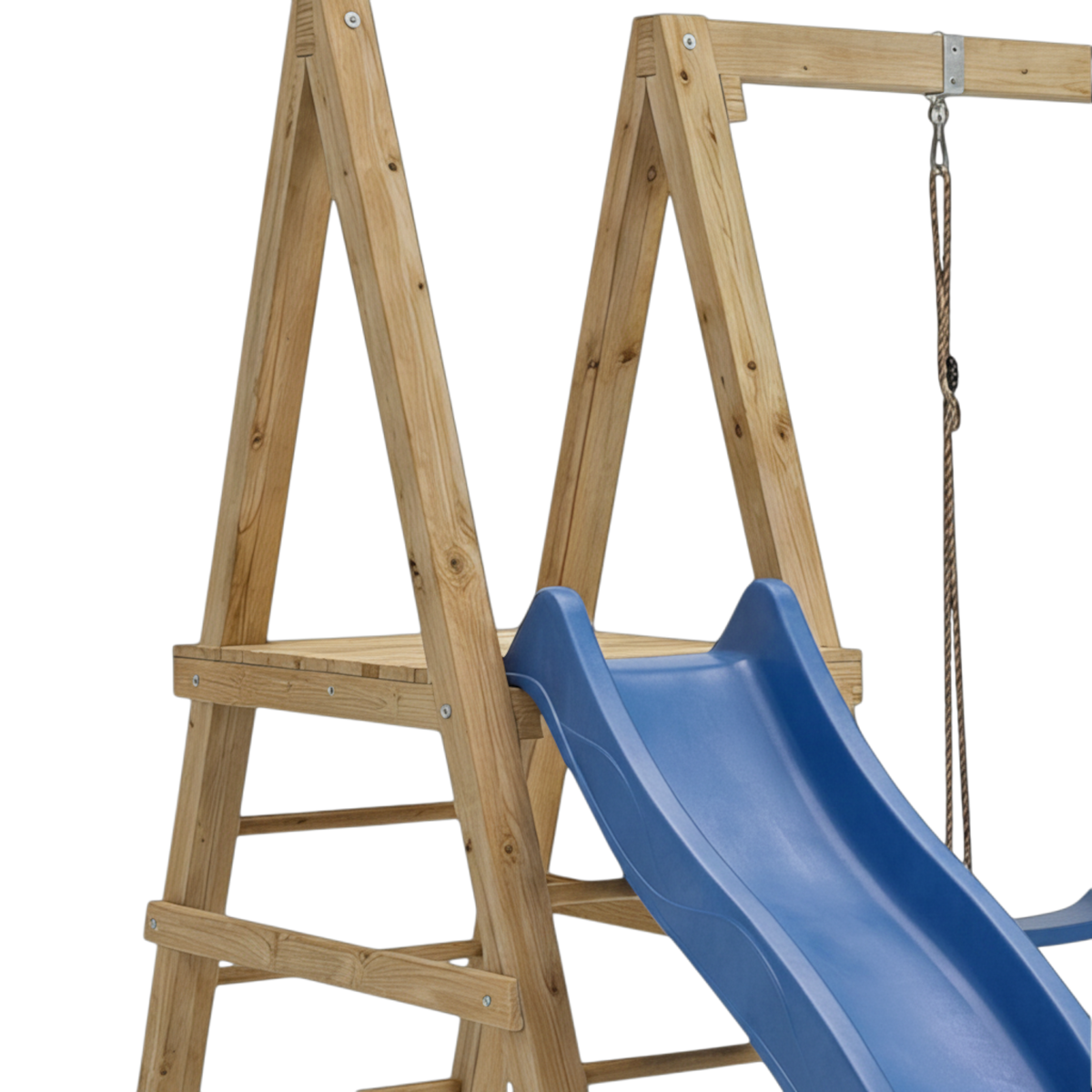Kletterleiter mit Podest und Anbau der blauen Wellenrutsche in Nahaufnahme