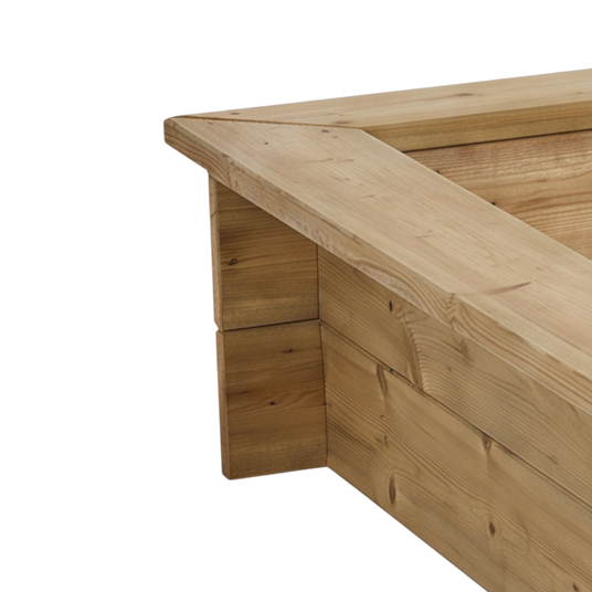 Umlaufender Sitzrand an der Ecke des Holz Sandkastens Hachen im Detail