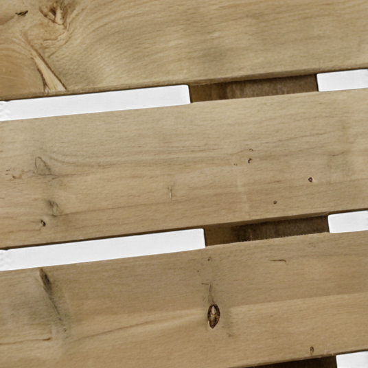Sitzbretter aus kesseldruckimprägniertem Holz mit Fugen in Nahaufnahme