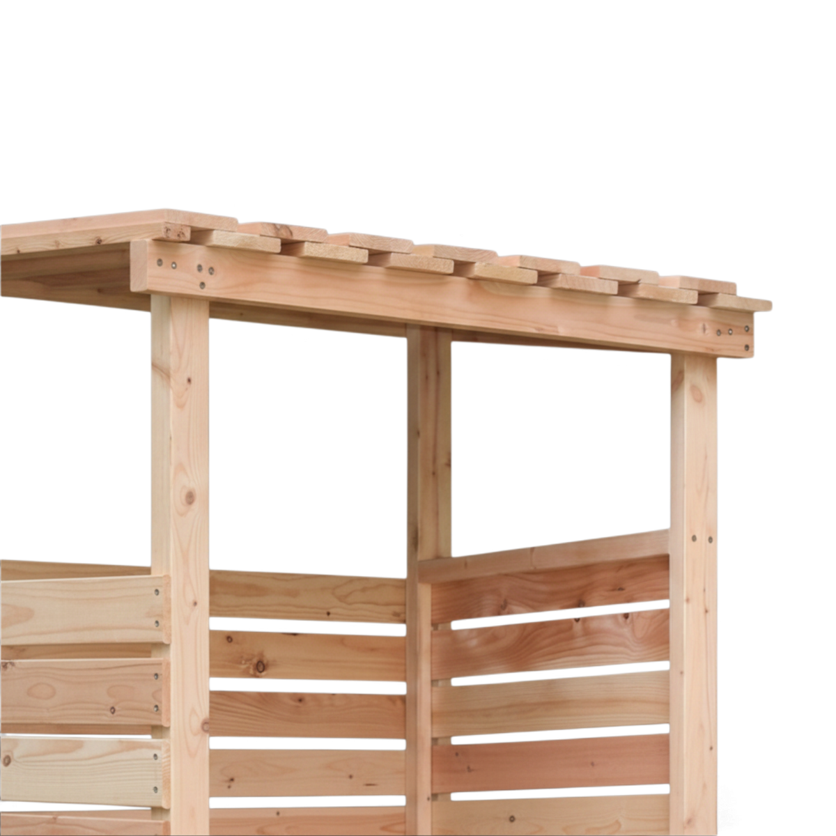 Seitenansicht des Kaminholzregals mit Dachsparren und Lattenwand