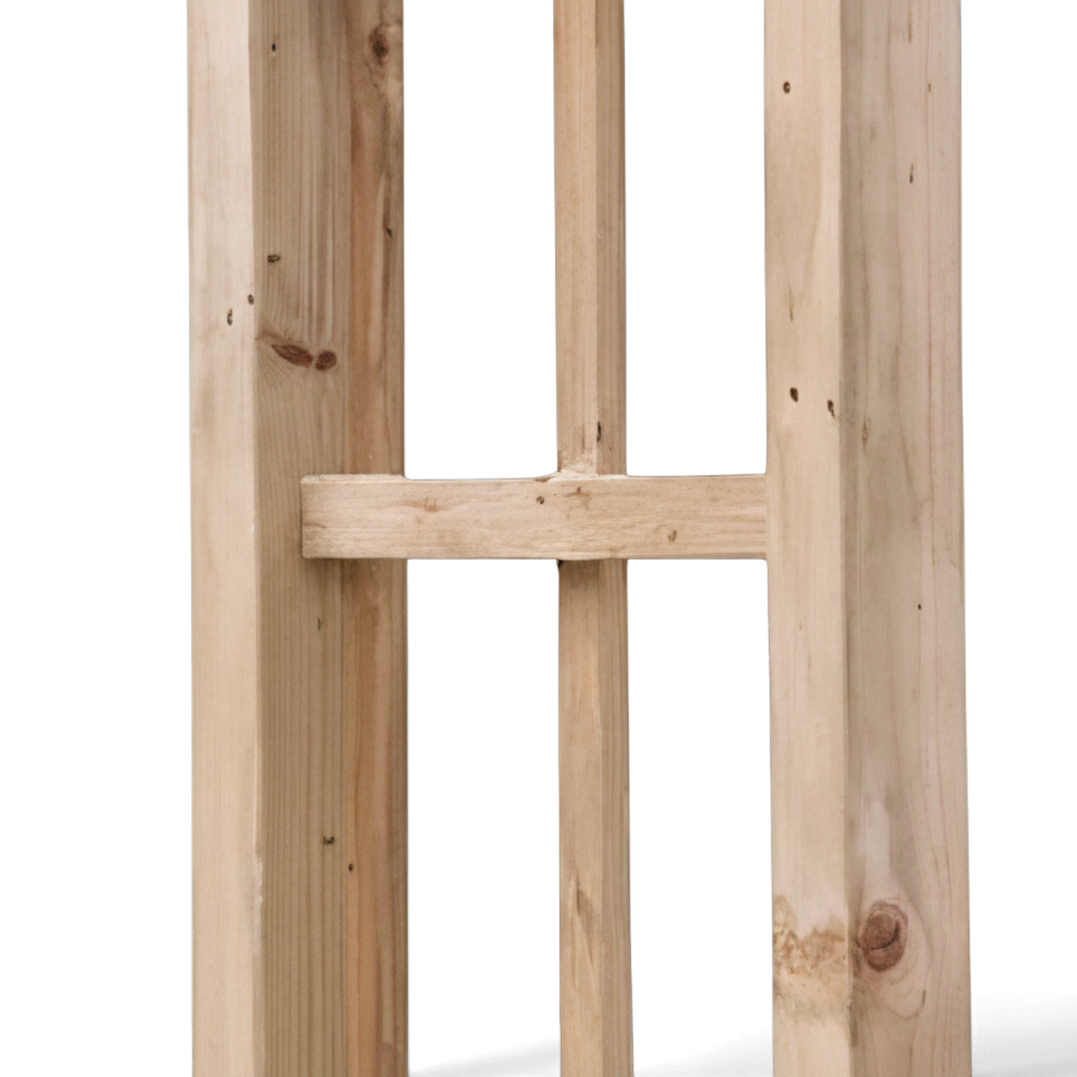 Nahaufnahme der Seitenpfosten mit Querlatte am Rankgitter der Pergola Elspe