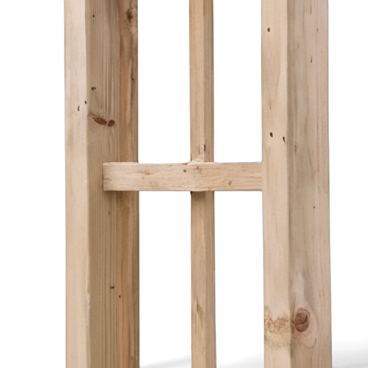 Nahaufnahme der Seitenpfosten mit Querlatte am Rankgitter der Pergola Elspe