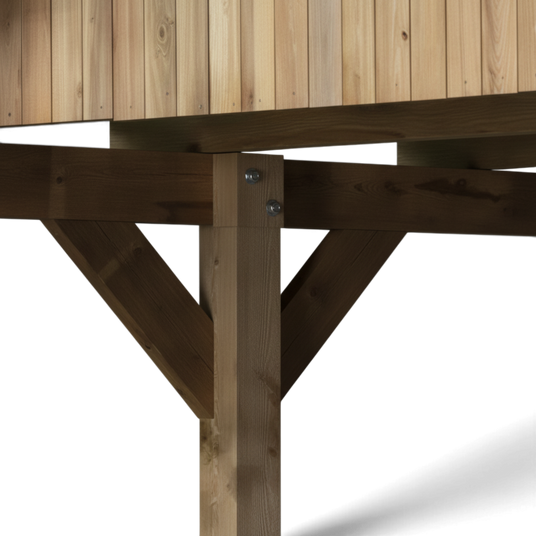Pfosten mit Kopfbändern und Holzdecke des Carports in Untersicht