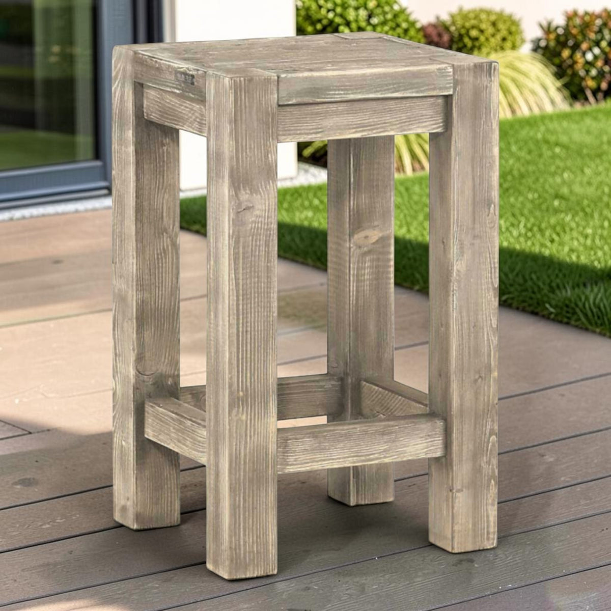 Massivholz Barhocker Stockmetal auf der Holzterrasse vor Rasen
