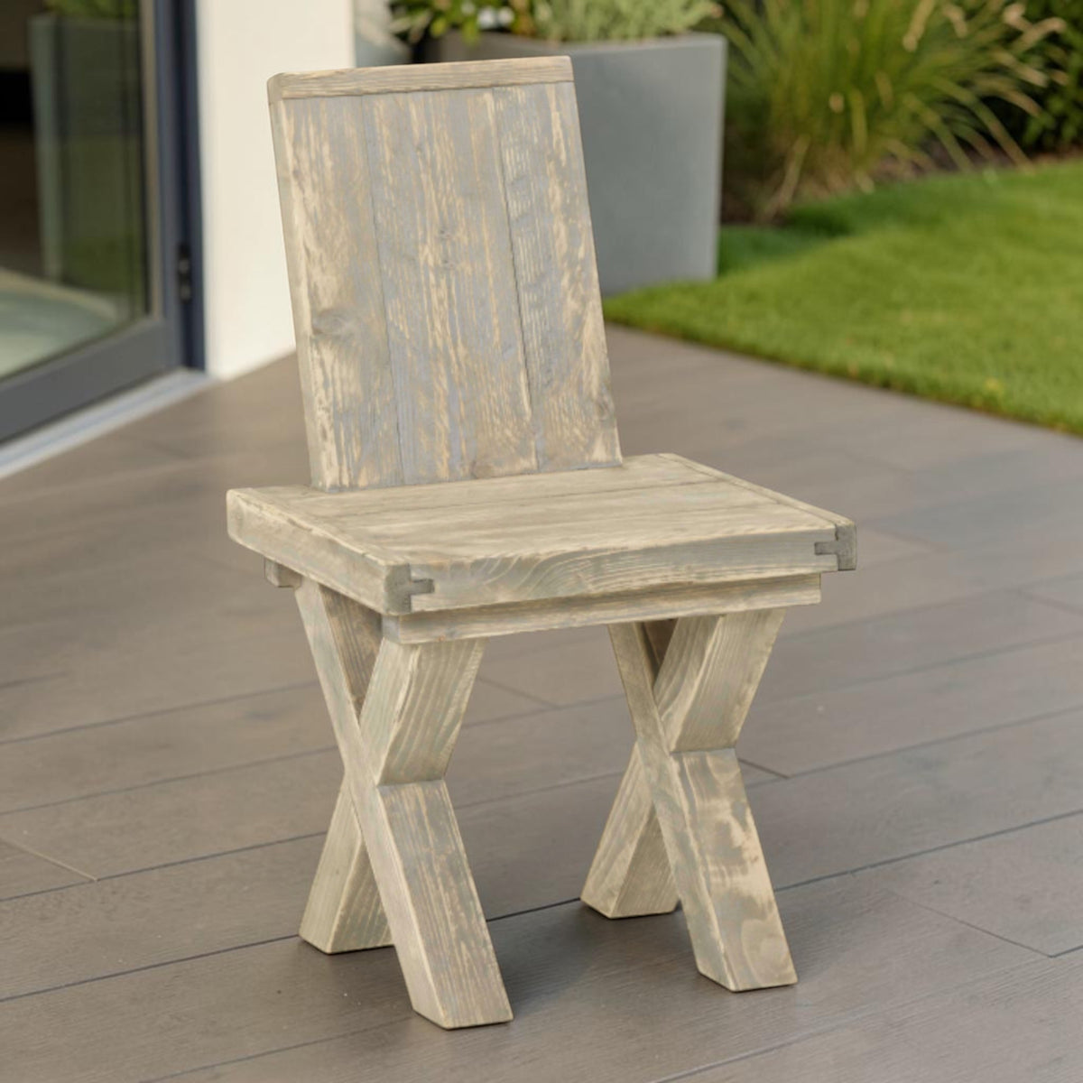 Massivholz Stuhl Steingrund auf einer Terrasse im Garten