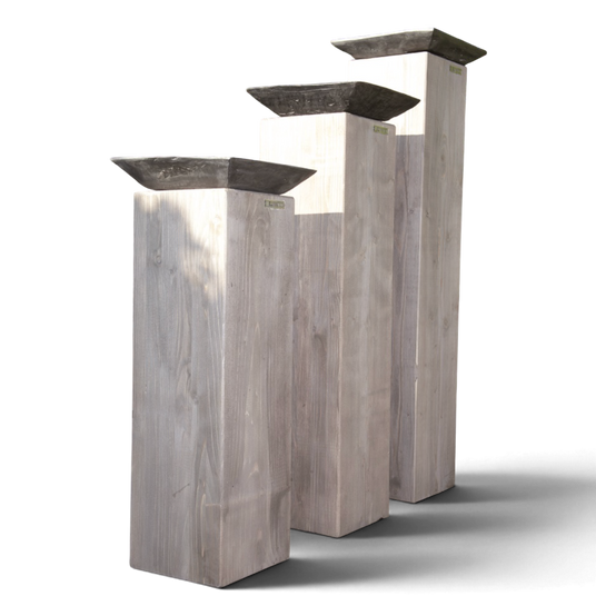 Dekosäule Massivholz Dumicketal ANTE NEO in heller Graufärbung, drei Säulen mit dunklen Schalen