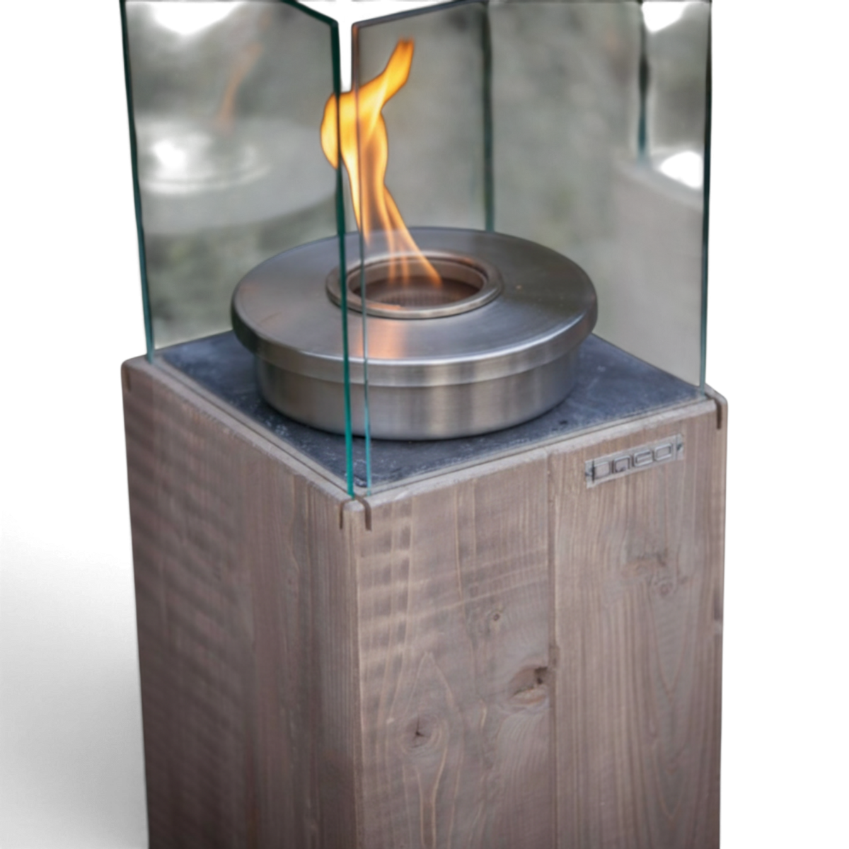 Runder Bioethanolbrenner mit Flamme hinter Sicherheitsglas auf der Holzsäule, Nahaufnahme