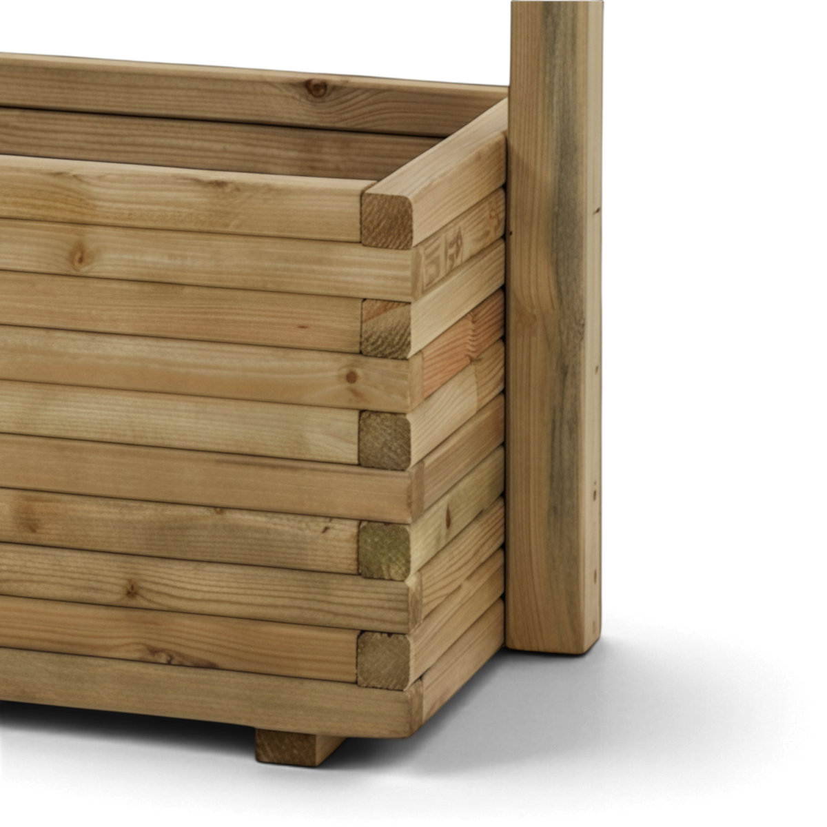 Nahaufnahme des Holz Pflanzkastens aus waagerechten Bohlen mit Eckpfosten