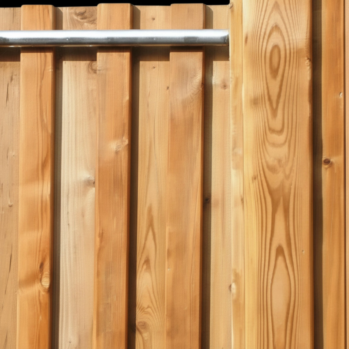 Senkrechte Holzlatten mit Maserung und Metallstange innen im Detail