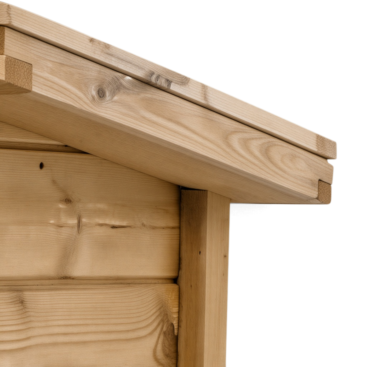 Dachüberstand und Seitenwand der Mülltonnengarage aus Holz im Detail