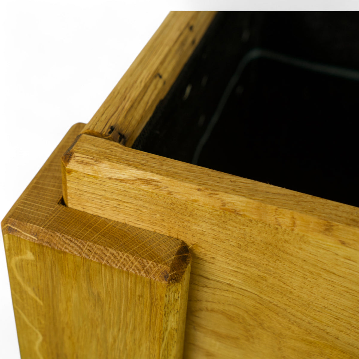 Nahaufnahme der Eckverbindung am lasierten Eichen Pflanzkasten Verse von oben