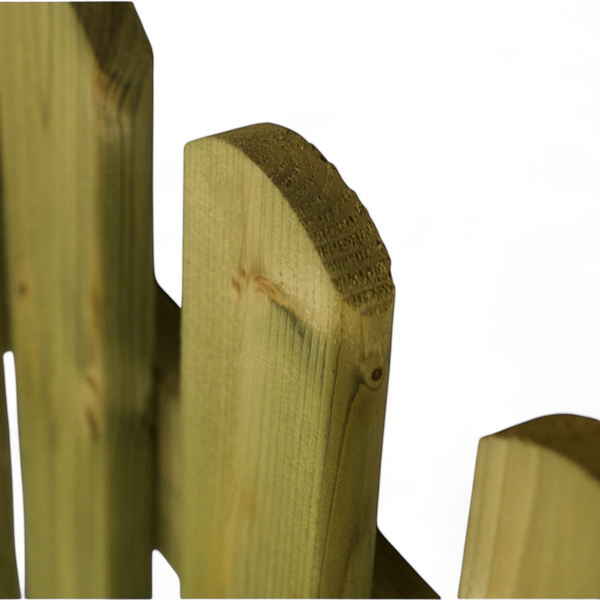 Gerundeter Lattenkopf des Holz Gartenzauns in Nahaufnahme