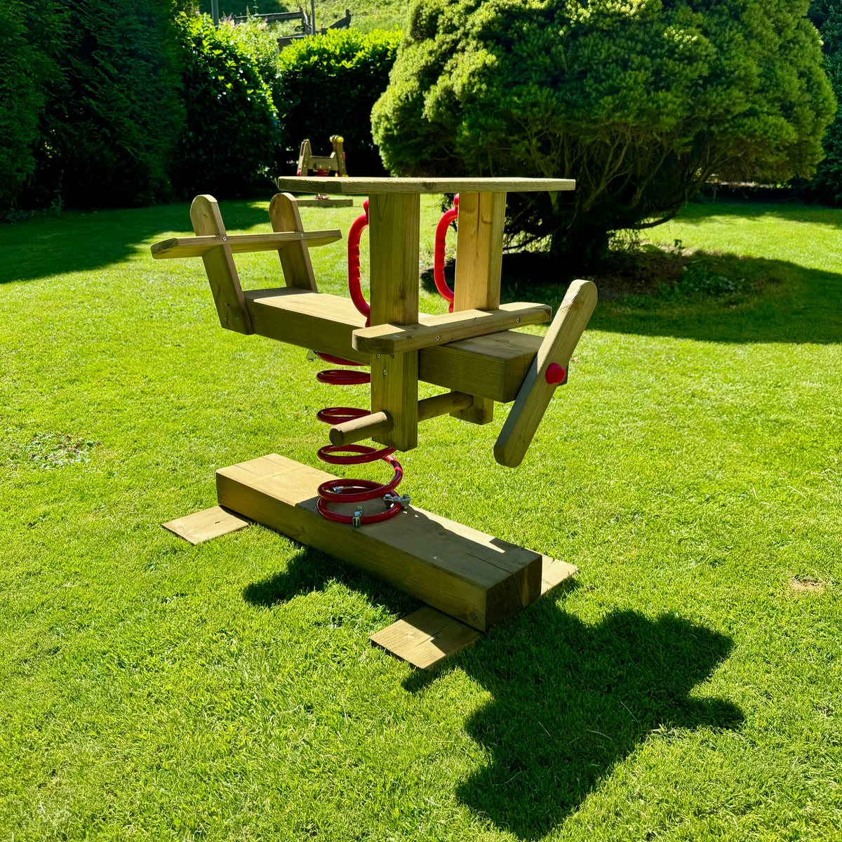 Holz Federwipper Flugzeug im sonnigen Garten auf dem Rasen