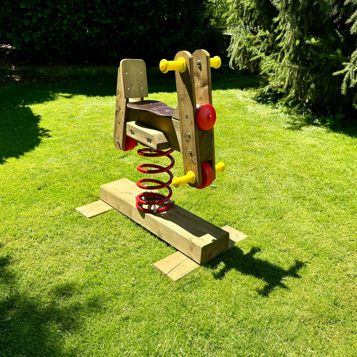 Holz Federwipper Motorrad im Garten auf sonnigem Rasen
