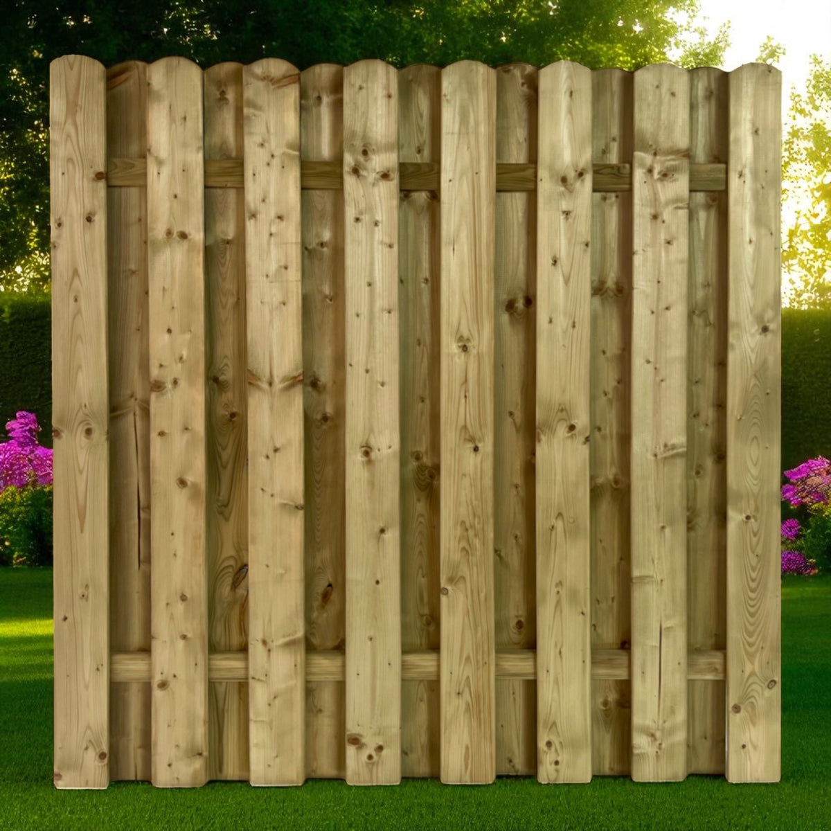 Holz Sichtschutzzaun Kahler Asten auf Rasen vor blühenden Sträuchern im Garten
