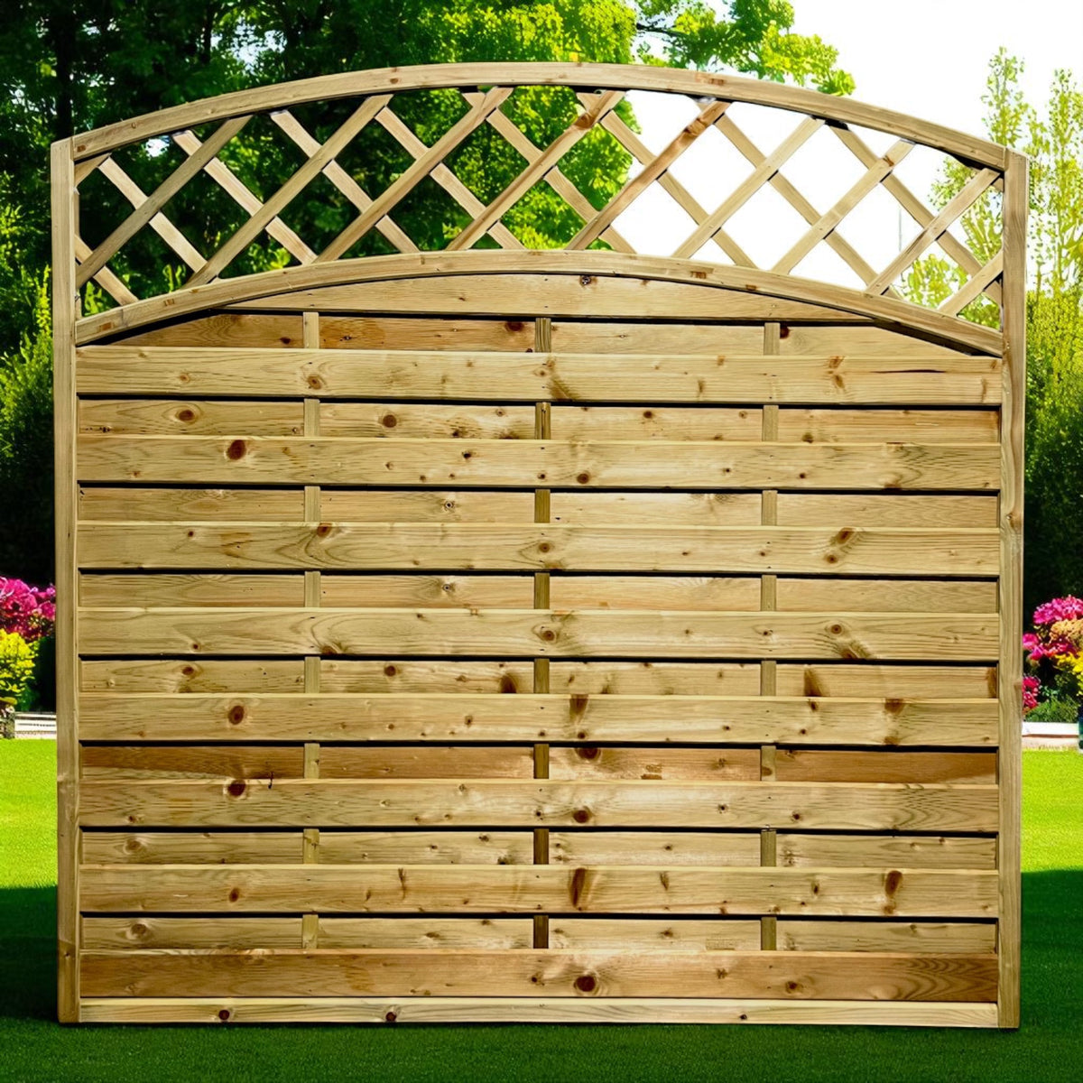 Sichtschutzzaun Sonnenberg aus Holz im Garten vor Bäumen und Rasen
