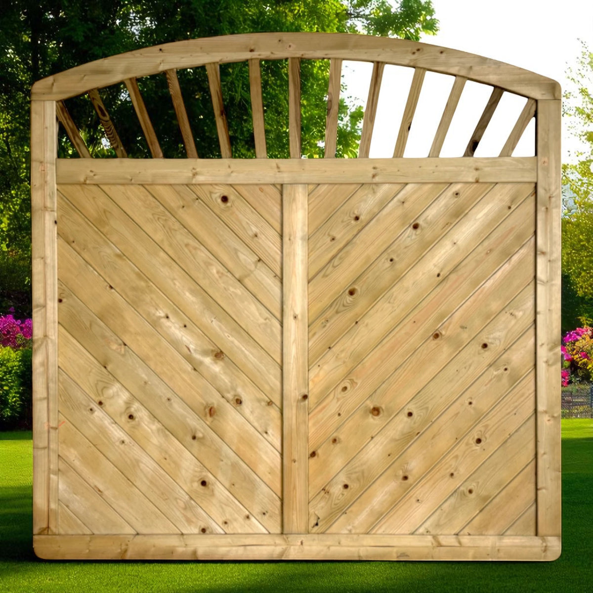 Holz Sichtschutzzaun Hegekopf mit Rundbogen auf Rasen vor Bäumen im Garten