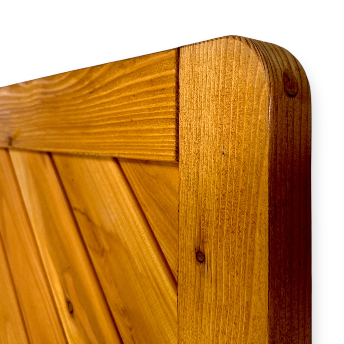 Abgerundeter Rahmen und diagonale Latten aus Lärche schräg gesehen, Detail