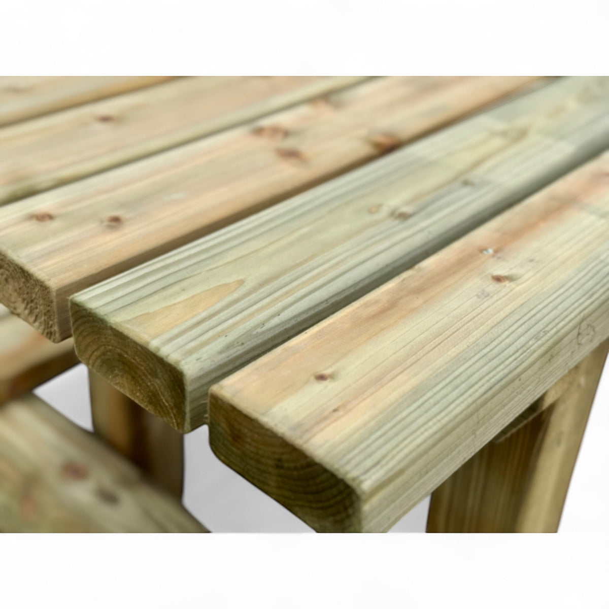 Tischplatte aus Holzbrettern an der Kindersitzgruppe im Detail