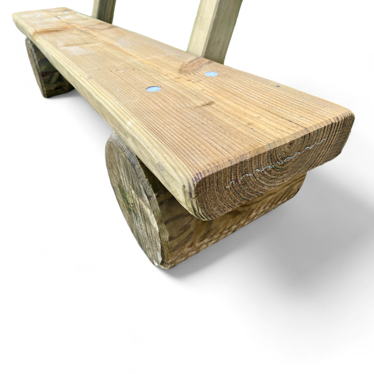 Sitzbohle der Holzbank Veischedetal mit abgerundeter Kante und Rundholzfuß im Detail