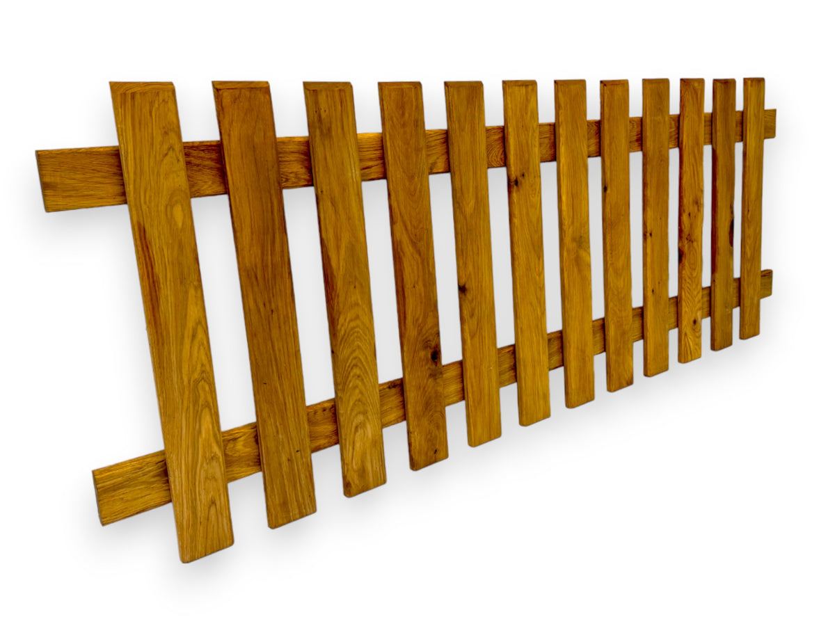 Holz Zaunfeld Hennezaun schräg von rechts mit breiten Latten, Freisteller
