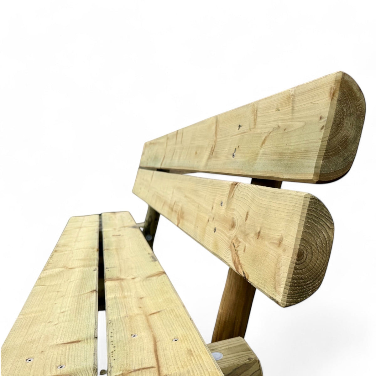 Halbrunde Lehnenbohlen und Sitzfläche der Holzbank Lennetal im Detail