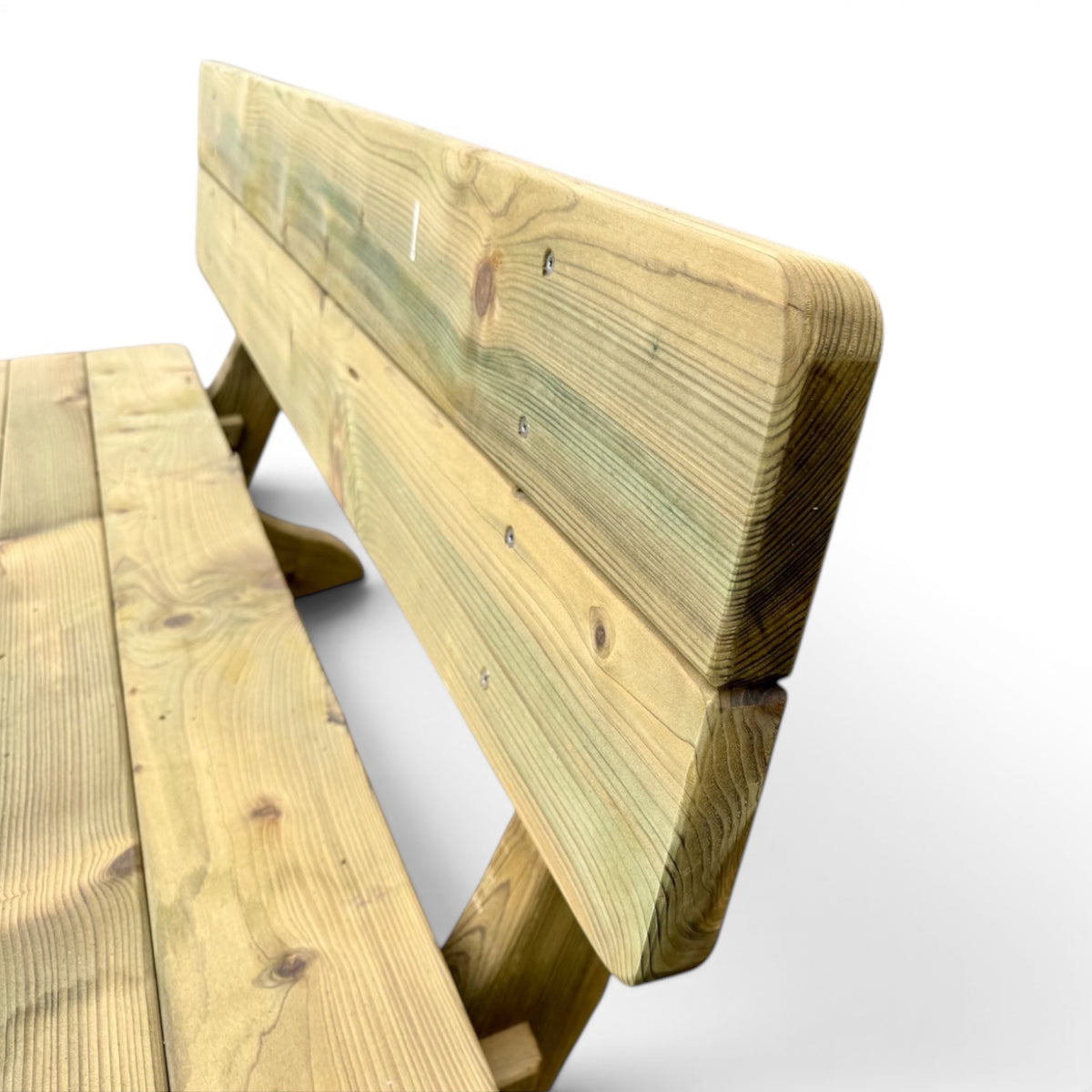 Nahaufnahme der breiten Lehnenbohlen einer rustikalen Gartenbank aus Holz