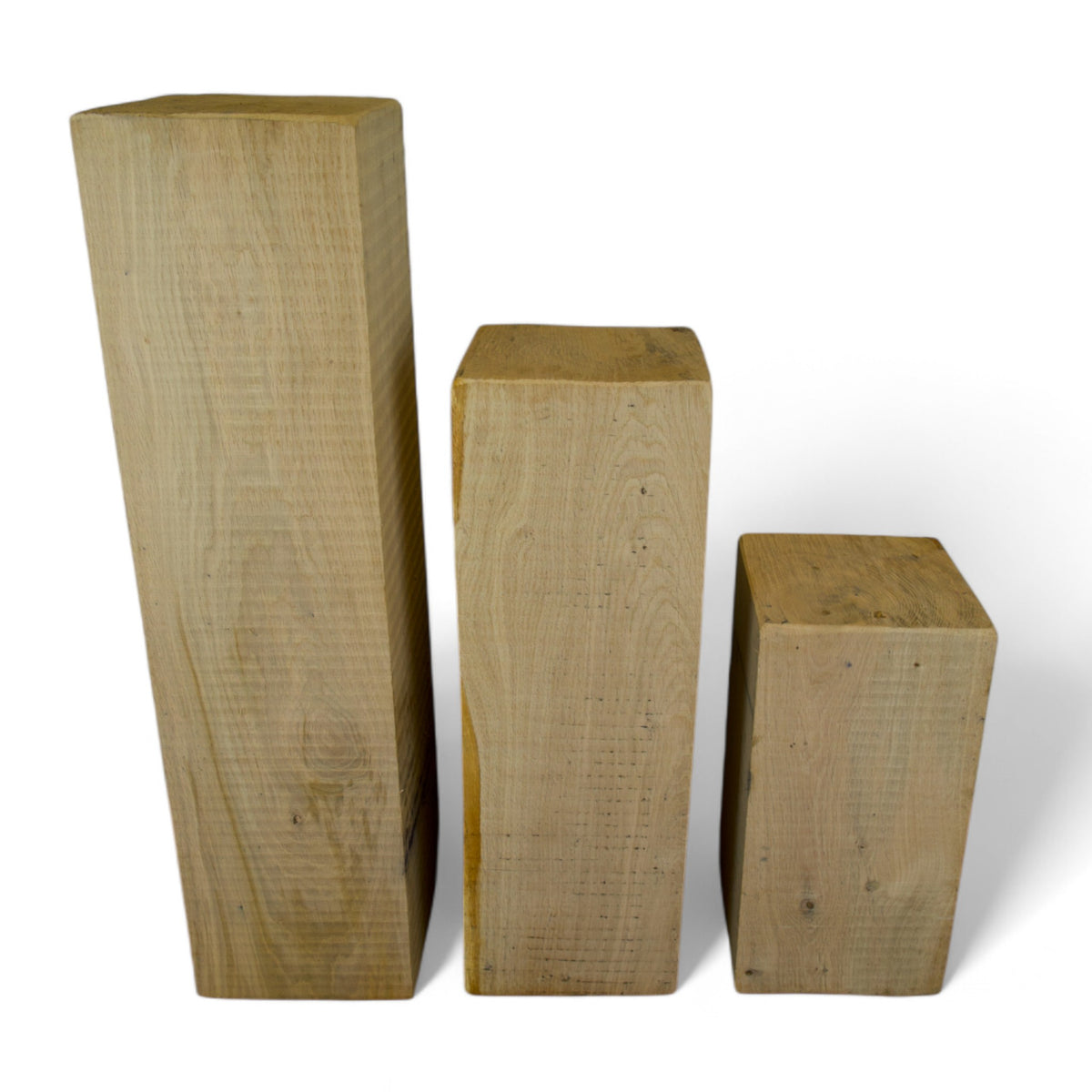 Drei massive Holzsäulen aus Eiche gestaffelt von hoch bis niedrig, Seitenansicht