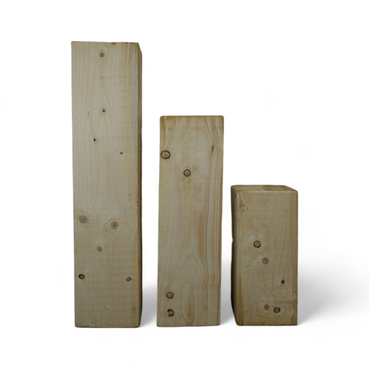 Dekosäule Nadelholz massiv 17 x 17 cm in drei Höhen, helles Holz mit Ästen, Vorderansicht
