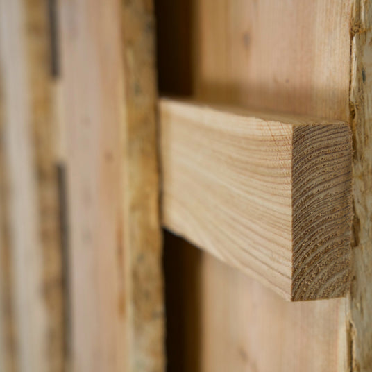 Querriegel aus Lärche zwischen den Latten der Vorder und Rückseite, Nahaufnahme