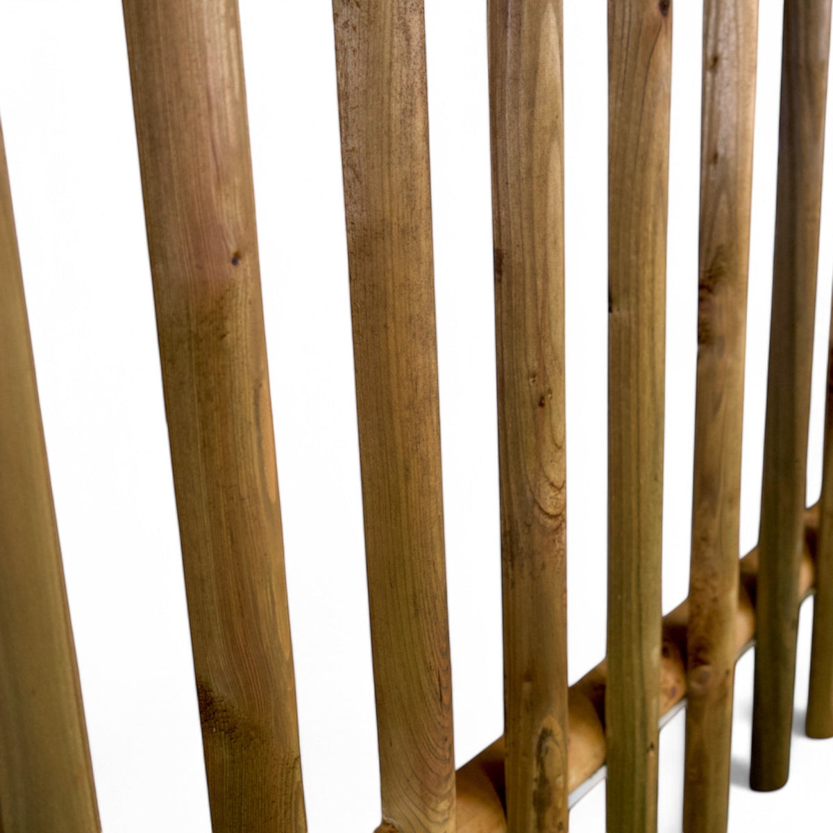 Zaunlatten eines Senkrechtzauns aus Holz im Detail mit sichtbarer Holzmaserung