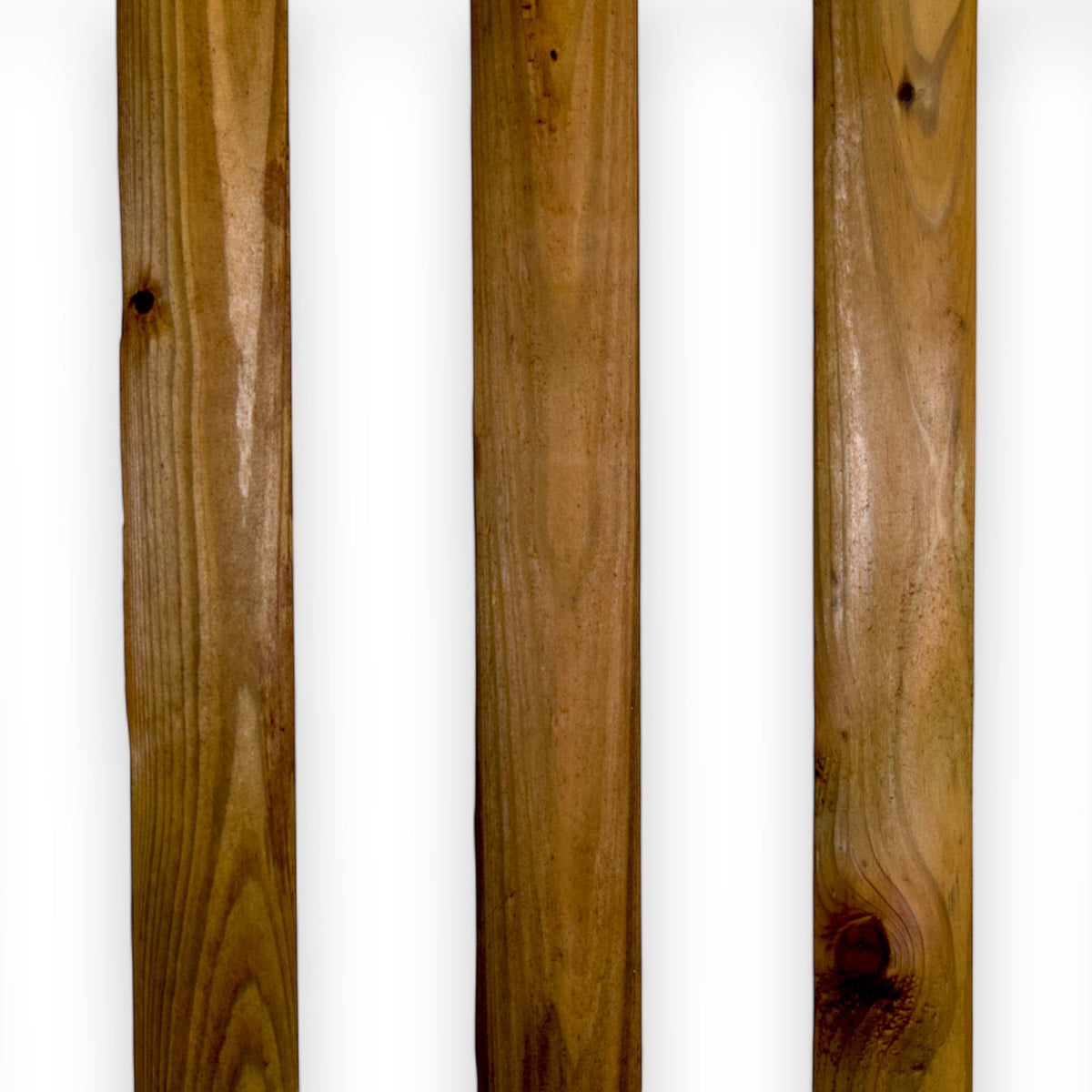 Drei Zaunlatten aus kesseldruckimprägniertem Holz im Detail, braune Oberfläche