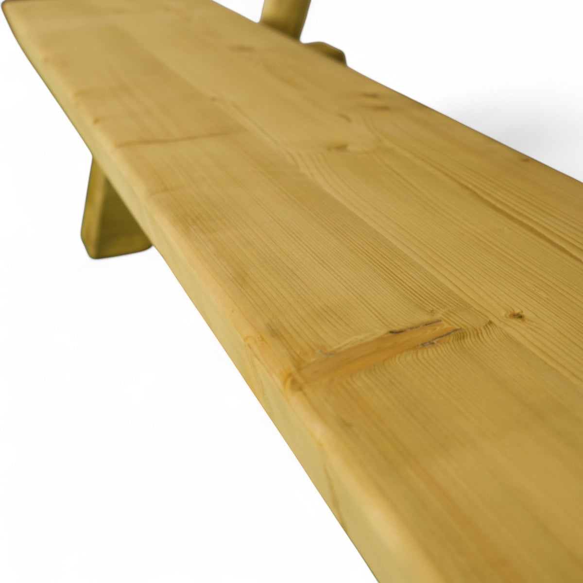 Oberfläche der Sitzbohle aus Nadelholz mit Maserung im Detail