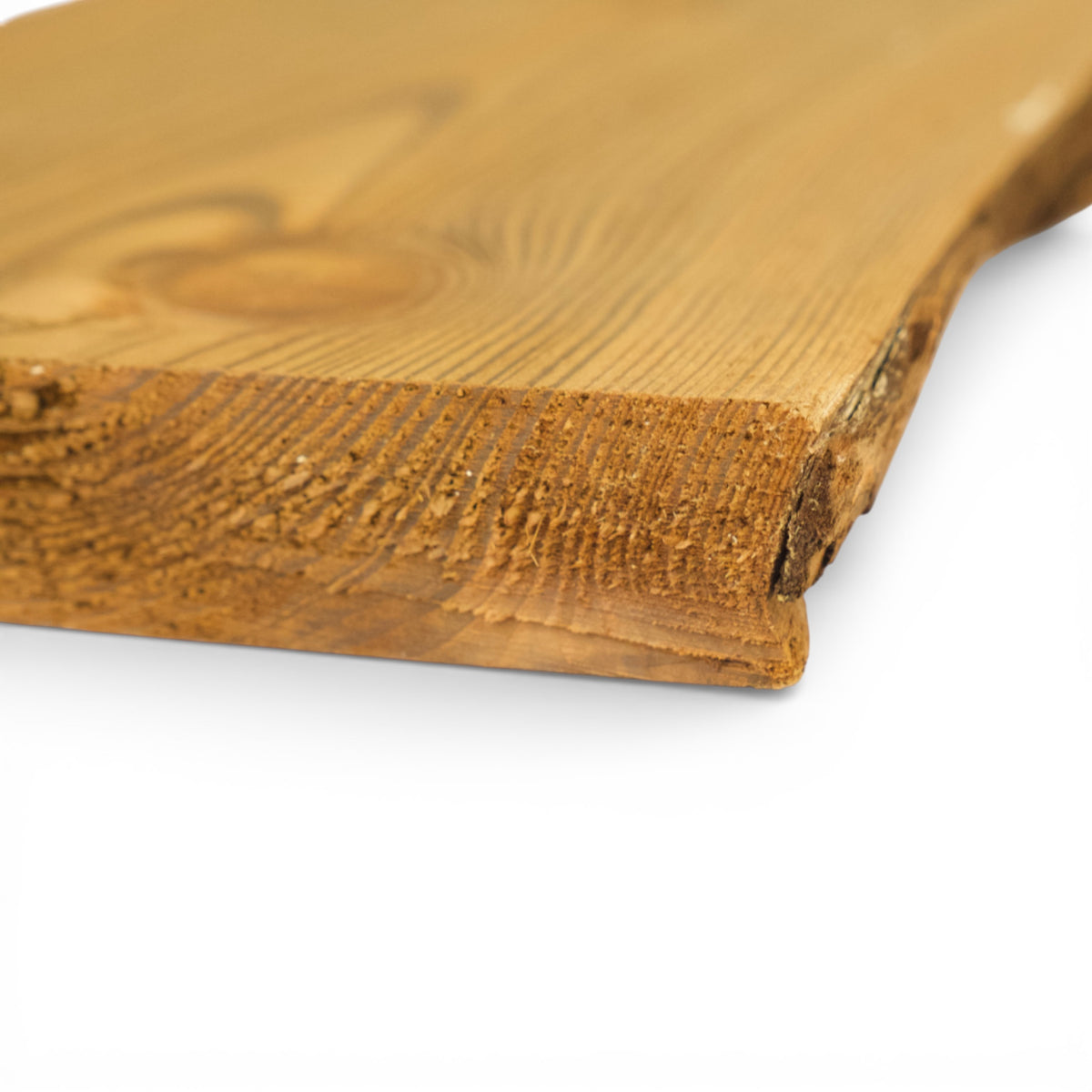 Stirnseite und Waldkante einer gehobelten Lärchen Zaunbohle im Detail