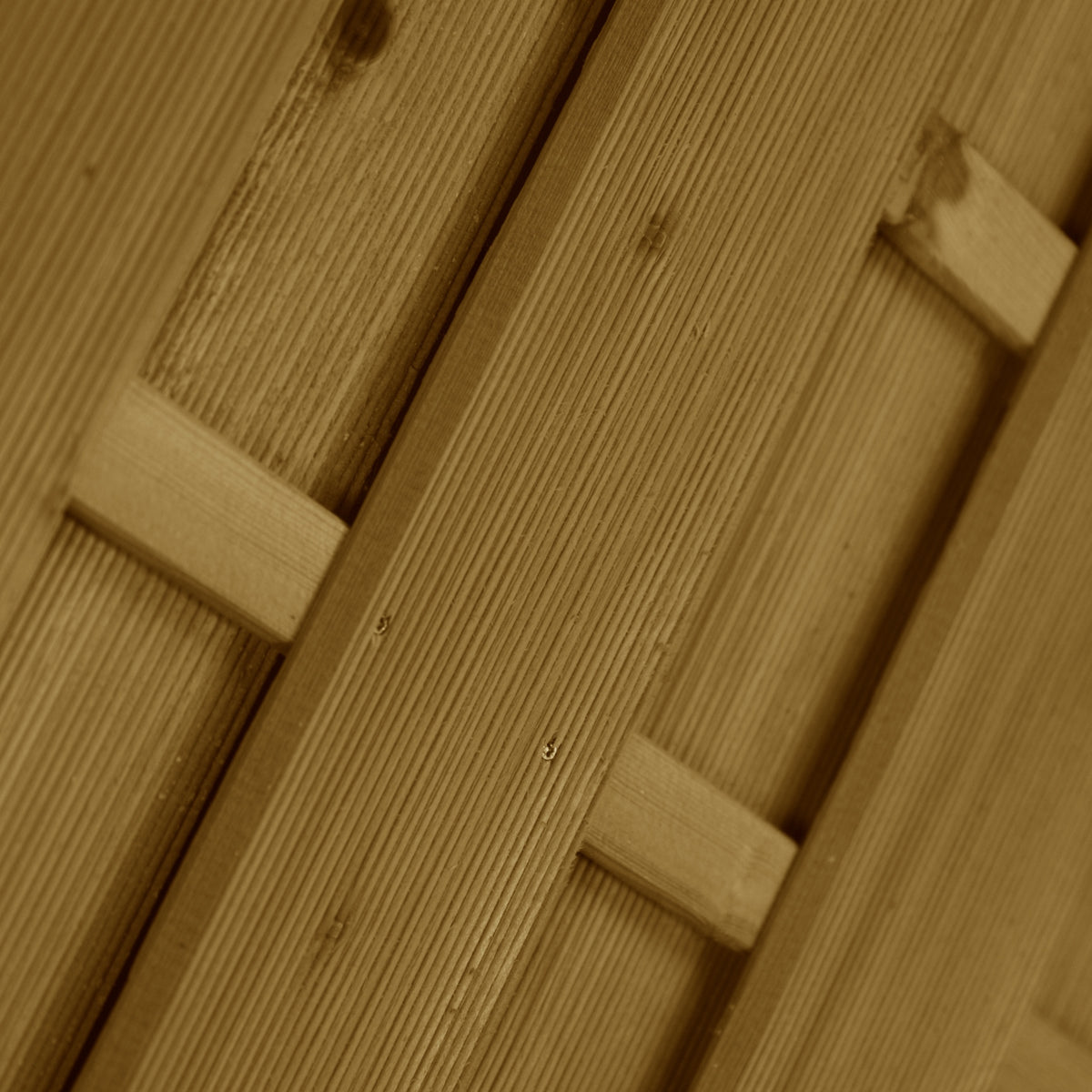 Diagonale Profilbretter mit Abstandshaltern am Dichtzaun Borberg im Detail