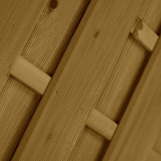 Diagonale Profilbretter mit Abstandshaltern am Dichtzaun Borberg im Detail