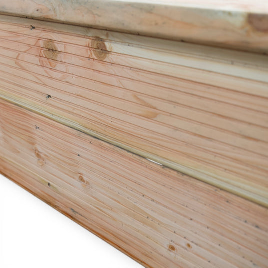 Nahaufnahme der Seitenwand aus geriffelten Douglasie Dielen am Sandkasten Willingen