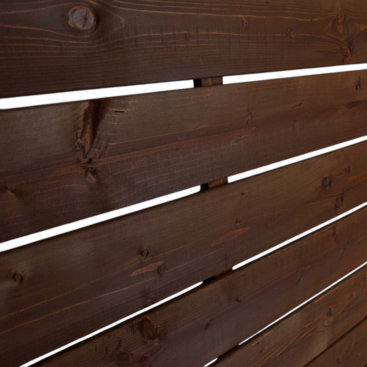 Holzmaserung der braun lasierten Latten mit schmalen Lichtfugen am Hardt