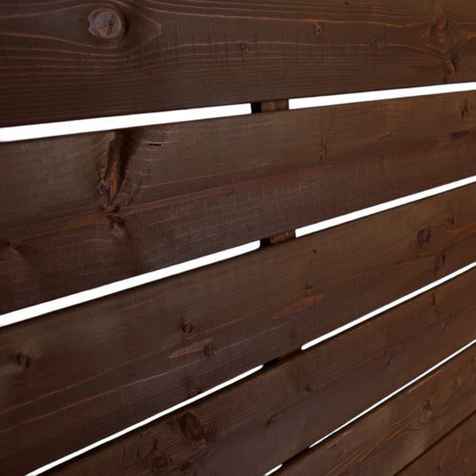 Holzmaserung der braun lasierten Latten mit schmalen Lichtfugen am Hardt