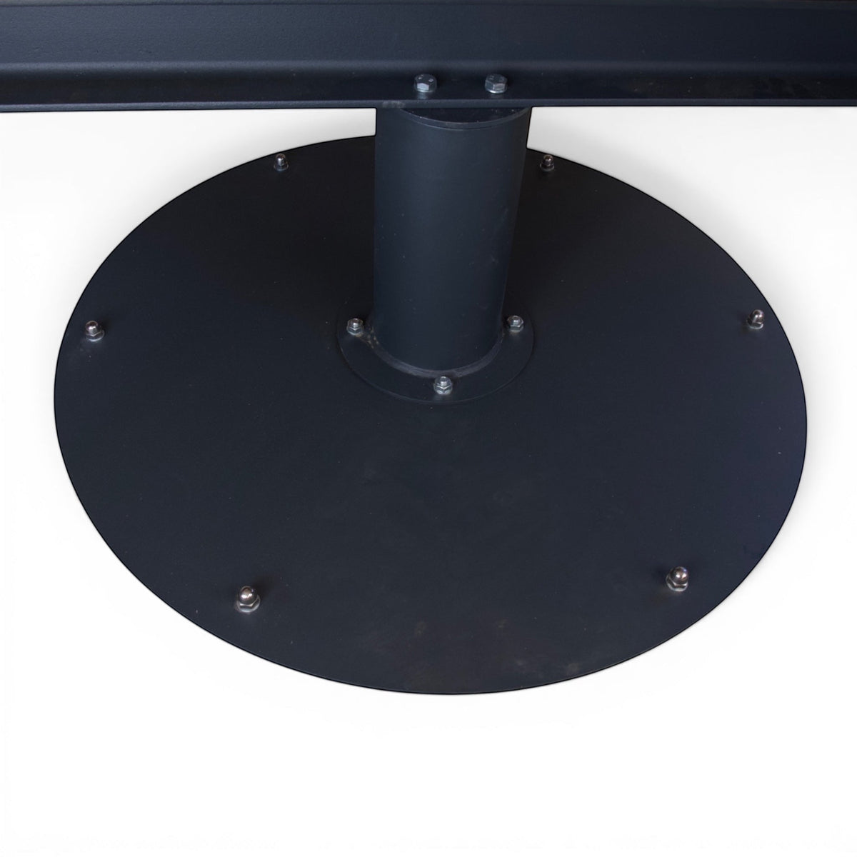 Schwarze runde Bodenplatte aus Stahl mit Schraublöchern für das Waldsofa