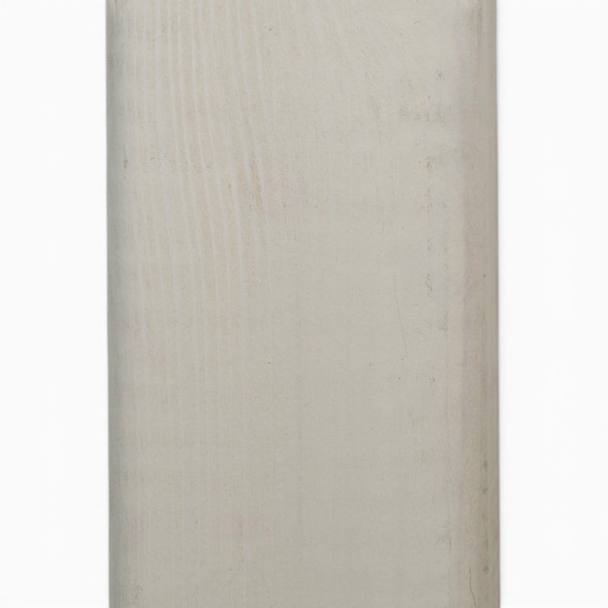 Oberfläche des beige lasierten Friesenzaunpfostens mit sichtbarer Holzmaserung, Nahaufnahme