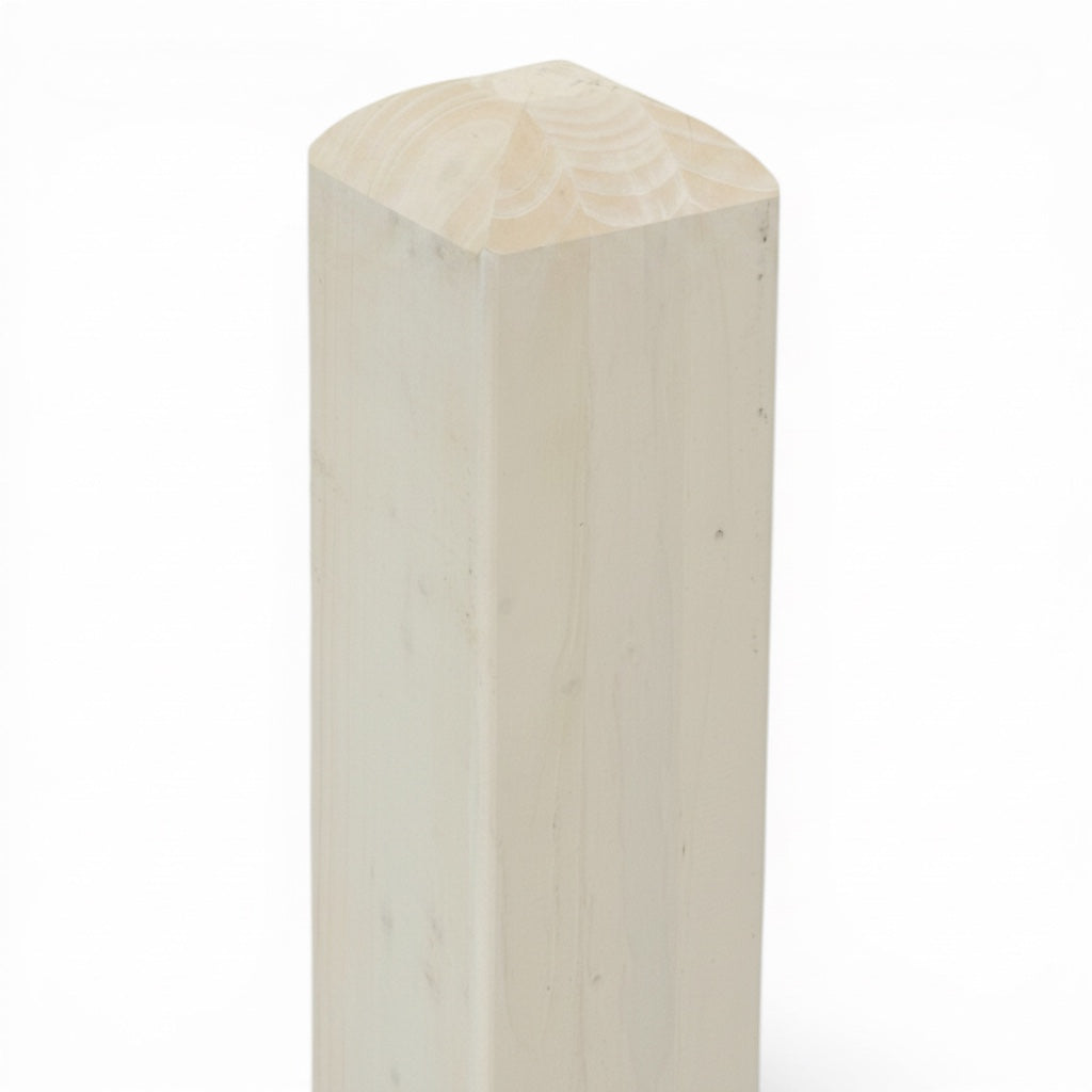 Beige lasierter Vierkantpfosten aus Leimholz schräg von vorn