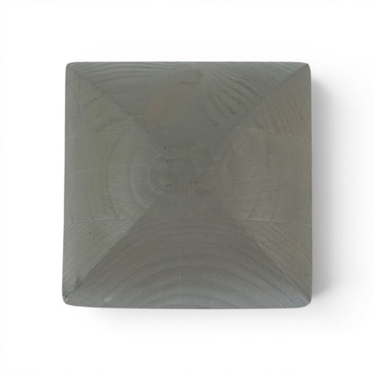 Draufsicht auf den Pyramidenkopf des grau lasierten Leimholzpfostens