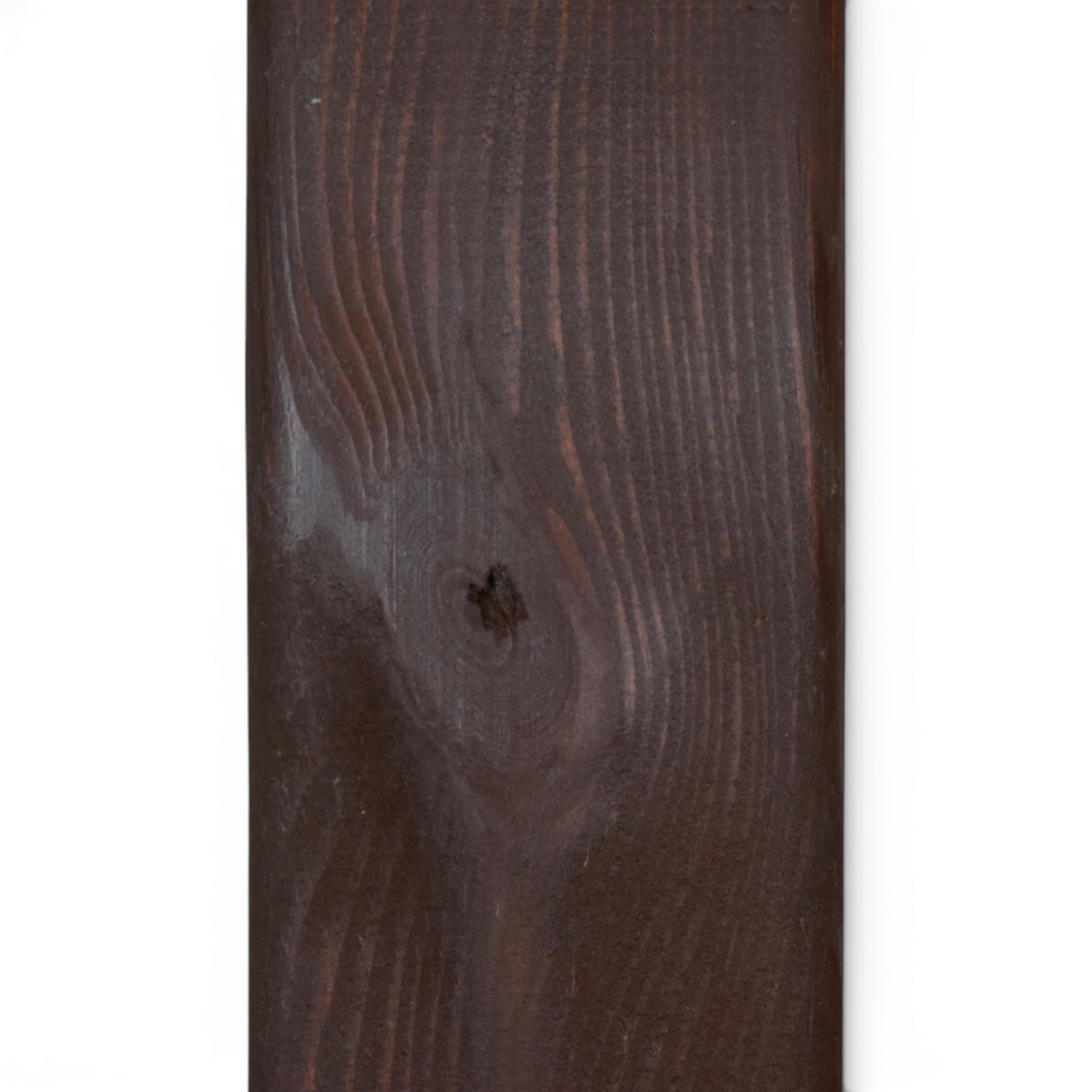 Holzmaserung mit Ast unter der dunkelbraunen Lasur, Nahaufnahme