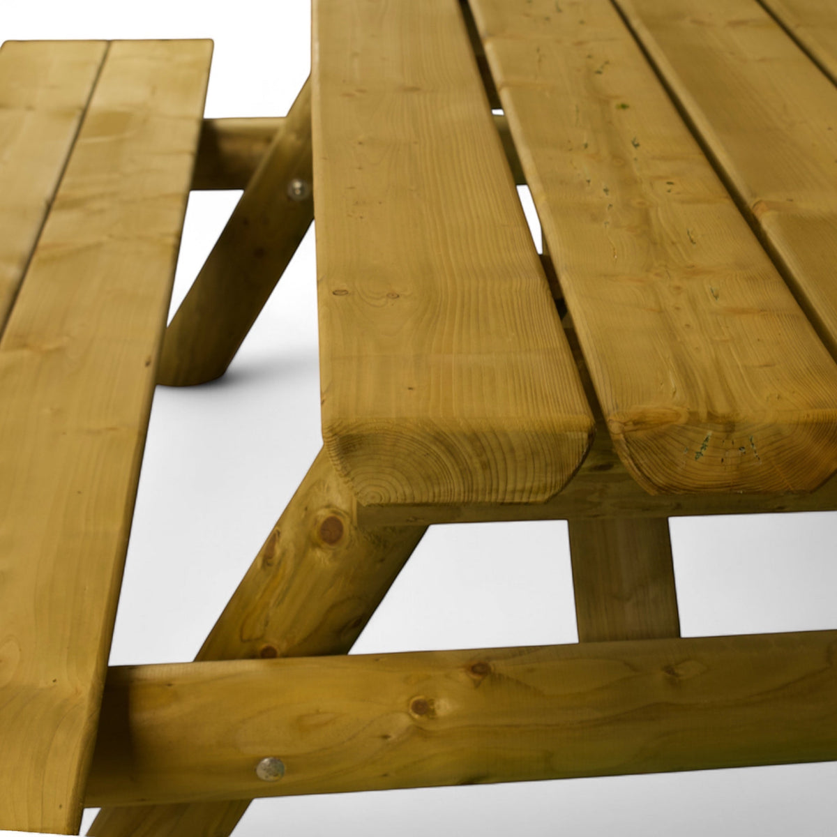 Detail der Tischbretter und Rundholzstreben am Picknicktisch Hönnetal