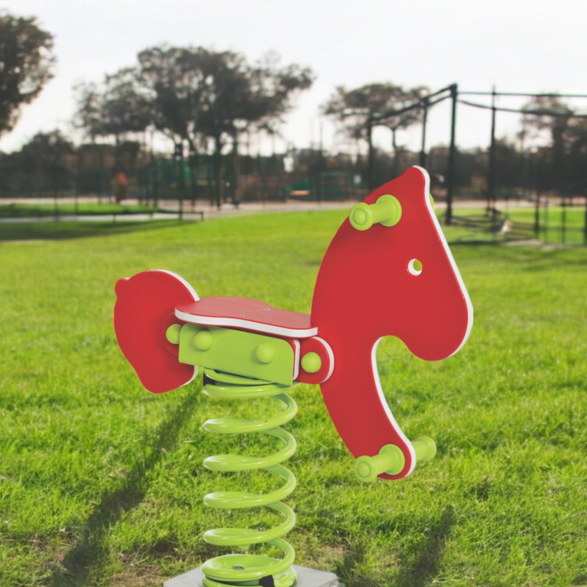 Roter Federwipper Pony auf einer Rasenfläche im Park