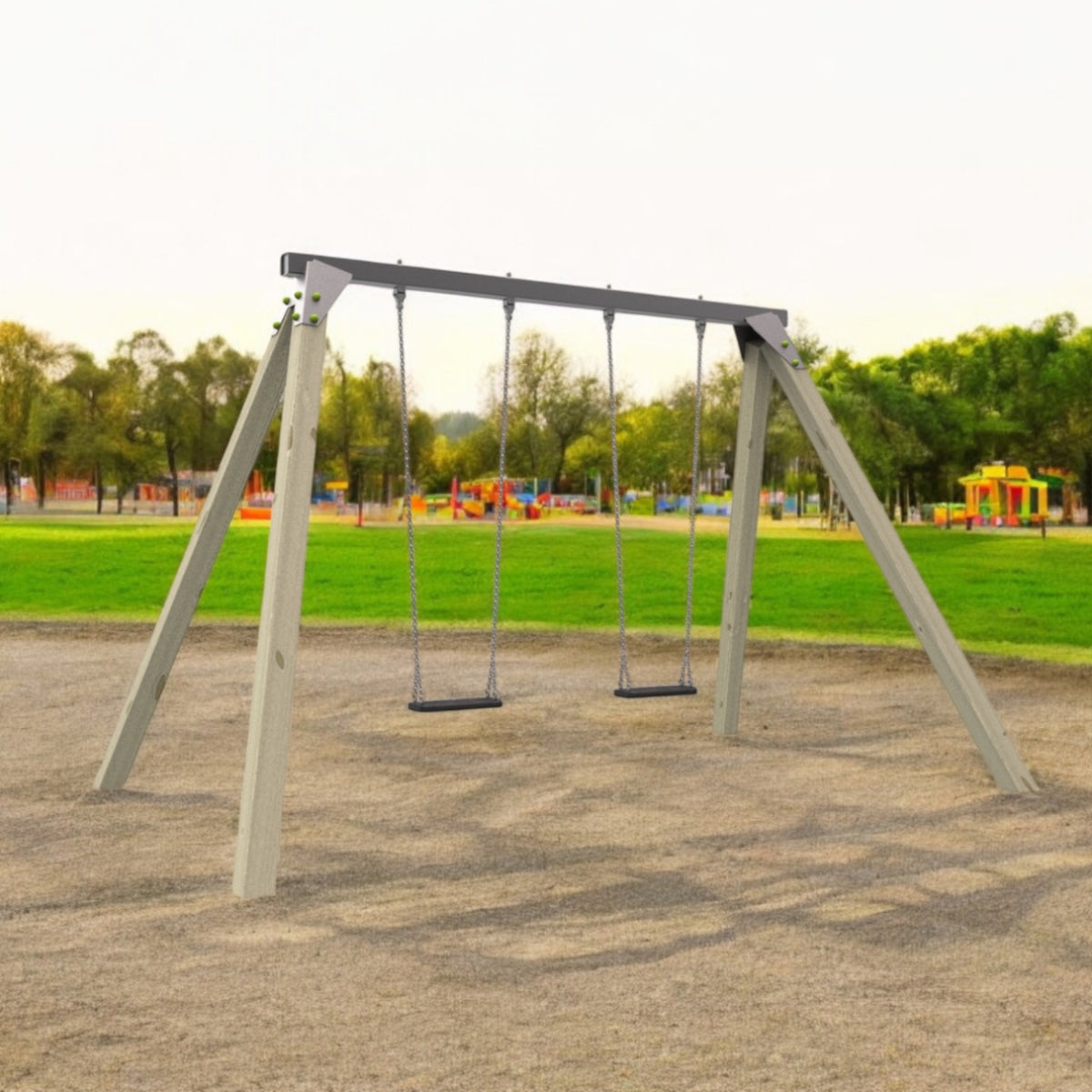 Kommunale Doppelschaukel mit zwei Sitzen auf einem Spielplatz mit Fallschutz Sand