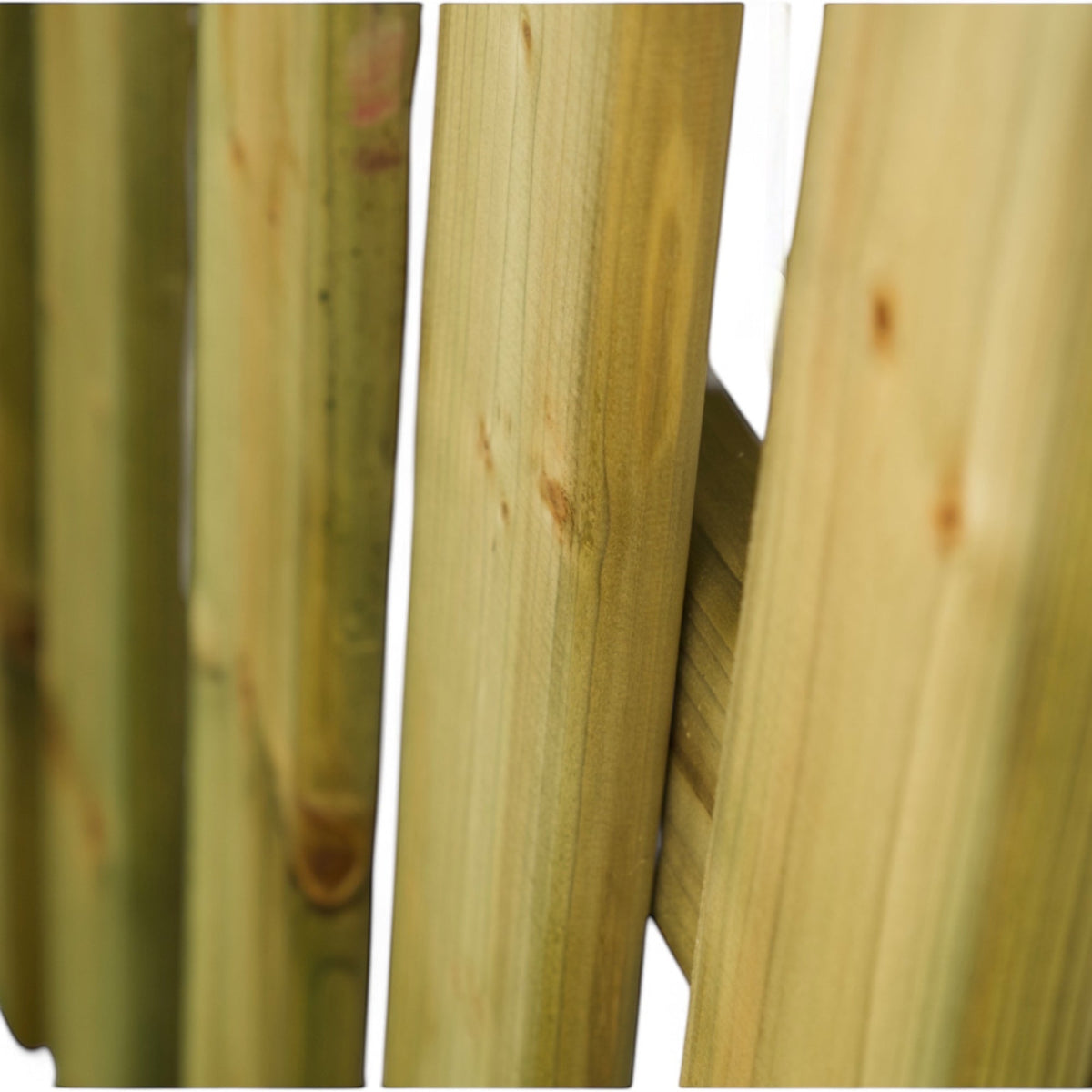 Zaunlatten mit Holzmaserung aus flacher Perspektive in Nahaufnahme