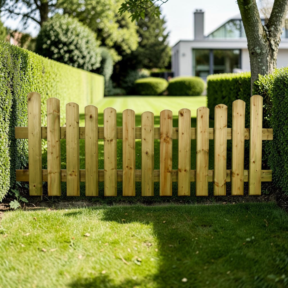 Holz Gartenzaun Valmezaun als Grundstücksgrenze im Garten vor einem Wohnhaus